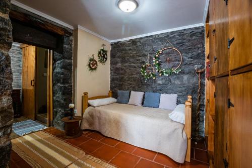 Ένα ή περισσότερα κρεβάτια σε δωμάτιο στο Stone House ''Vista'' By Atlantic Holiday