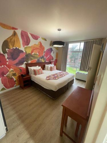 Un dormitorio con una cama y un cuadro en la pared. en Oceanic Durban, en Durban