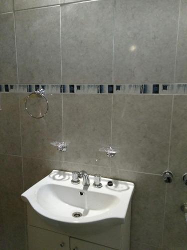 y baño con lavabo blanco y ducha. en Casa en Amaicha in 