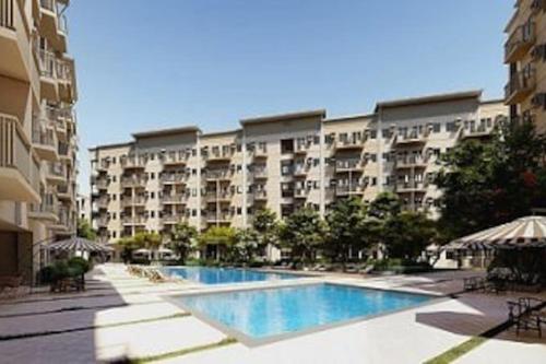ein großes Apartmenthaus mit großem Pool in der Unterkunft Family freindly 2 bedroom condo at Vine Residences in Manila