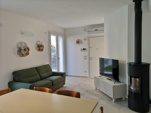 uma sala de estar com um sofá e uma lareira em Villa Glicine em Rimini