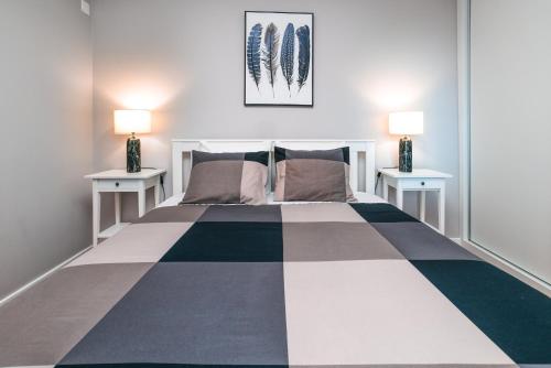 um quarto com uma cama grande e duas mesas em Rose House By Atlantic Holiday em Machico
