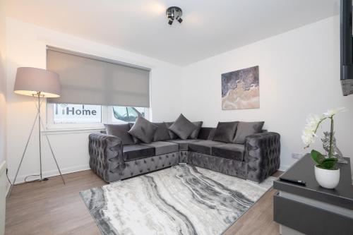 ein Wohnzimmer mit einem Sofa und einem Teppich in der Unterkunft Pavlova House - Luxury 2 Bed Apartment in Aberdeen City Centre in Aberdeen