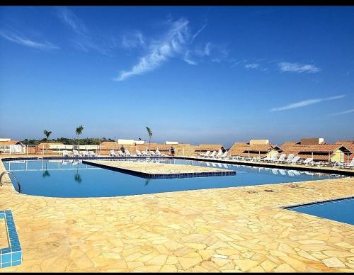 una grande piscina con sedie in un resort di Chale Cantinho do Sol Catarina Home Club a Mairinque