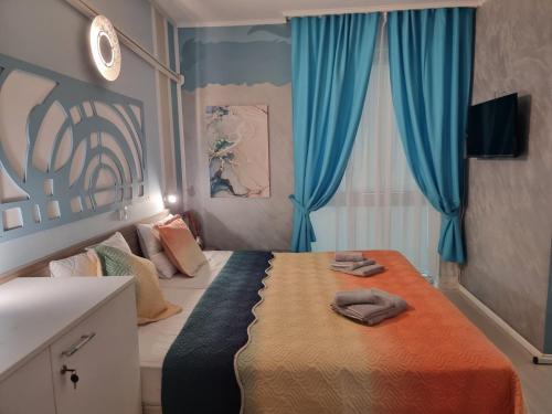 Postel nebo postele na pokoji v ubytování Апартамент BLUE SUMMER - уют, близо до морето