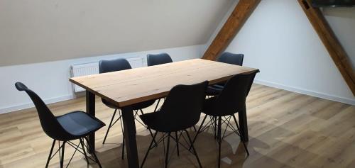 einen Holztisch und Stühle in einem Zimmer in der Unterkunft Pokój 2-osobowy u Makosi in Bystrzyca Kłodzka