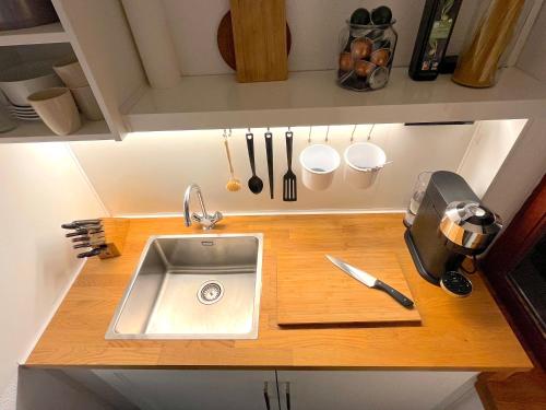 ゲルゼンキルヒェンにあるApartment in Gelsenkirchenのキッチン(シンク、カウンター、調理器具付)