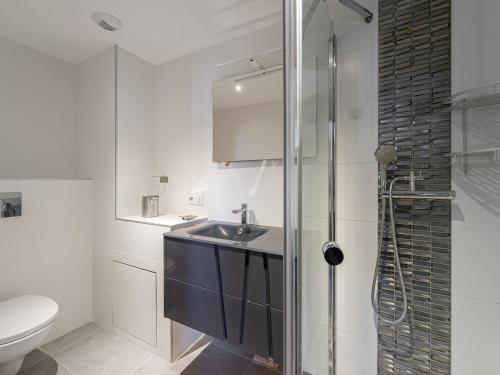 une salle de bain avec un lavabo et une douche dans l'établissement Appartement duplex cozy avec balcon et garage à Courchevel - FR-1-563-87, à Courchevel