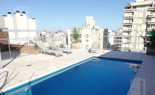 a swimming pool on the roof of a building at Departamento Lima B General Paz con Pileta in Córdoba