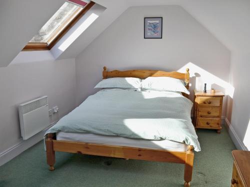 Una cama o camas en una habitación de Lee Cottage