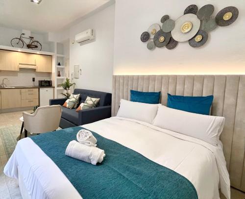 um quarto com uma cama com uma toalha em Tennessee Urban Suites em Málaga