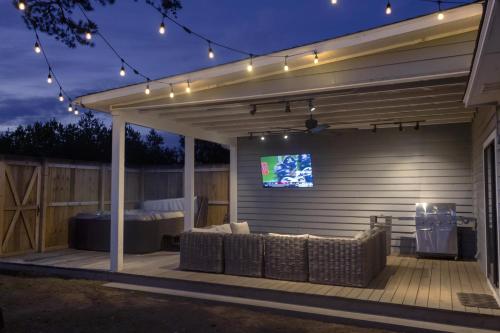 uma pérgola com uma televisão num deque à noite em The Hamilton - Lakefront & Studio Suites, Hot Springs em Hot Springs