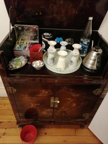 un meuble en bois avec quatre vases au-dessus dans l'établissement La Belle Boulonnaise, à Boulogne-sur-Mer