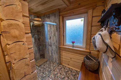 uma casa de banho com um chuveiro numa cabina de madeira em Amazing 14 Berth Villa With Private Pool At Pentney Lakes In Norfolk Ref 34079a em Kings Lynn