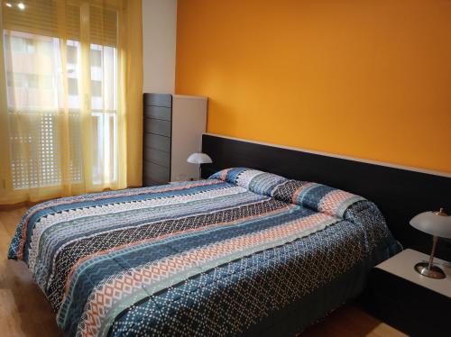 Tempat tidur dalam kamar di Apartamento Los Lirios Logroño