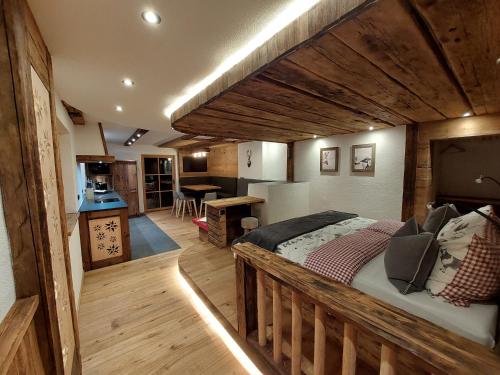 - une chambre avec un grand lit dans l'établissement Wieserhof Tirol, à Oetz