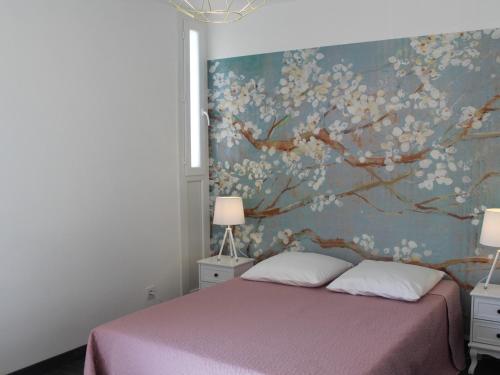 - une chambre dotée d'un lit rose et d'une peinture murale dans l'établissement Appartement *** à Balaruc-les-Bains: Proche Thermes, Équipé, Balcon, Parking - FR-1-503-111, à Balaruc-les-Bains