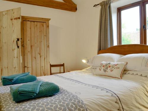 ウェストルトンにあるThe Wood Shed - E1919のベッドルーム1室(白いシーツと枕のベッド1台付)