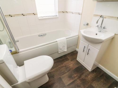 Un baño con inodoro, lavabo y bañera. en Dream Catcher Lodge, en Carnforth