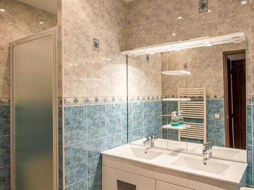 une salle de bain avec un lavabo et une douche dans l'établissement Maison de plain-pied avec jardin, clim, 3 chambres et parking près du Bassin de Thau - FR-1-604-19, à Mèze