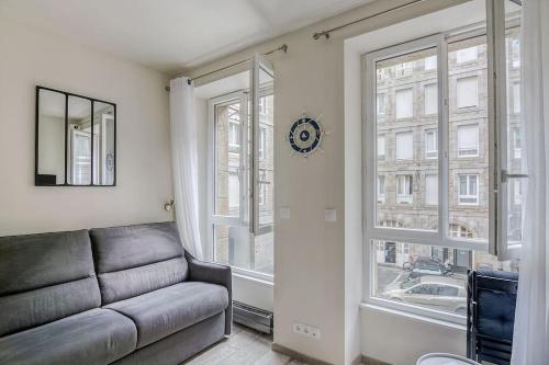 sala de estar con sofá y ventana en Saint-Malo intramuros - Port à 30M et plage à 200M, en Saint-Malo