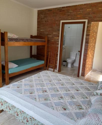 a bedroom with two bunk beds and a toilet at Chácara do Picapau Amarelo in Socorro