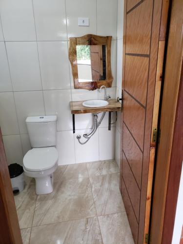 uma pequena casa de banho com WC e lavatório em Chácara Picapau Amarelo em Socorro