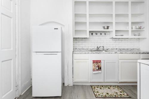 Η κουζίνα ή μικρή κουζίνα στο A cozy home with fire place