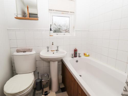 a bathroom with a toilet and a sink and a tub at Thames Cottage in Hull