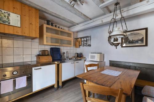 une cuisine avec une table en bois et une salle à manger dans l'établissement Maison en duplex, à Beblenheim