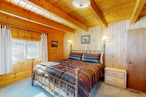 מיטה או מיטות בחדר ב-Keller's Mountain Cabin