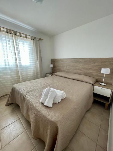 Un dormitorio con una cama con una toalla blanca. en Chic Apartment Patria en Córdoba