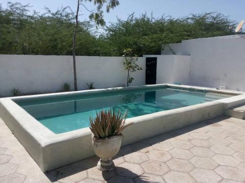 une piscine dans une arrière-cour avec dans l'établissement Maison de Vacances à Foundiougne, Sénégal, à Poundiougne