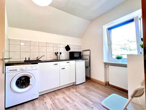 a laundry room with a washer and dryer at 3 Zimmer, 5 Schlafplätze, zentral Hagen Süd, 4 min zur A45, frei parken in Hagen