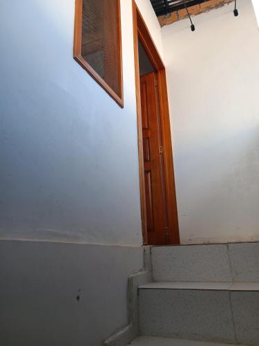 Apartamento Profe Rios في ليتيسيا: غرفة بها درج وباب ونافذة