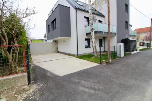 Modern Balcony Apartment with free Parking