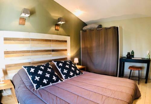 Ein Bett oder Betten in einem Zimmer der Unterkunft Mas Guiraud, un instant rêvé