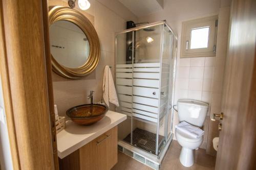 La salle de bains est pourvue de toilettes, d'un lavabo et d'une douche. dans l'établissement Euphoria Skiathos, à Skiathos Chora