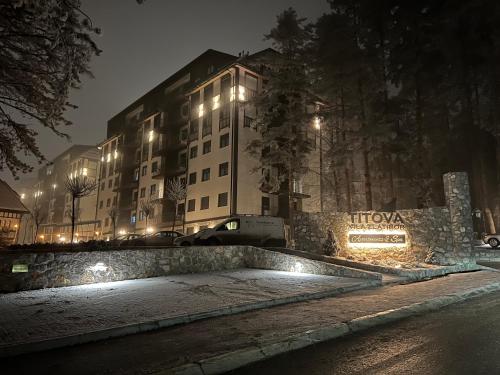 een gebouw met lichten er 's nachts voor bij Hugo Apartmani Zlatibor in Palisat