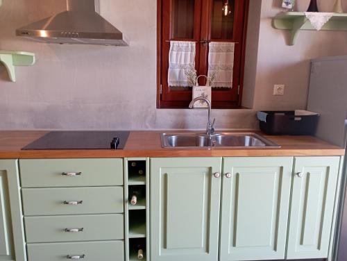 Dapur atau dapur kecil di STONE GUESTHOUSE