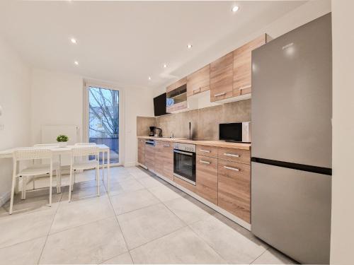 Foto Tolstov Apartments - City Apartments with 1 or 2 Rooms - 15 Min to Messe DUS and Old Town DUS 4