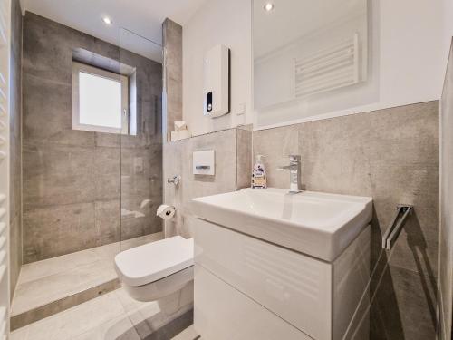 Foto Tolstov Apartments - City Apartments with 1 or 2 Rooms - 15 Min to Messe DUS and Old Town DUS 6