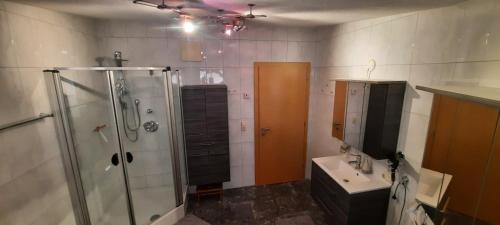 OberlienzにあるRackhofのバスルーム(シャワー、シンク付)