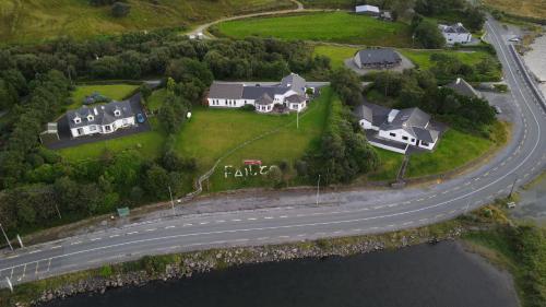 uma vista superior de uma casa e de uma estrada em Portfinn Lodge em Leenaun