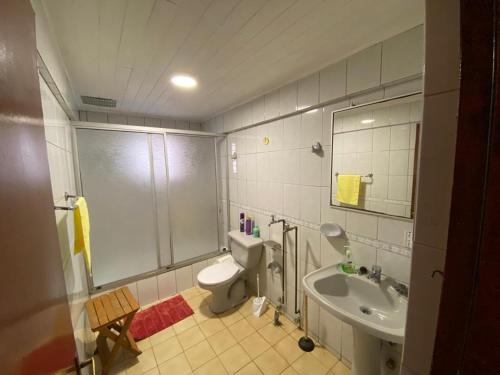 ein Bad mit einem WC und einem Waschbecken in der Unterkunft Arriendo de Casa en Pichilemu in Pichilemu
