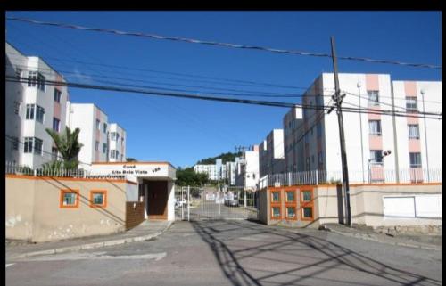 an empty street in a city with tall buildings at Apartamento bem localizado in São José