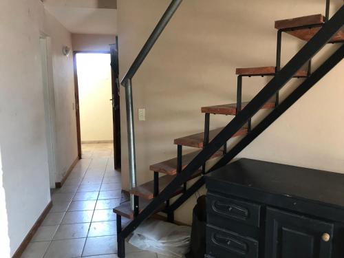 Una escalera en una habitación con vestidor negro en Playa 497 en Pinamar