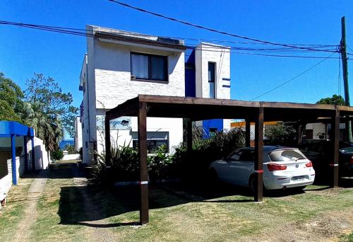 a car parked in front of a house at Visión ESCAPE Piriápolis in Piriápolis