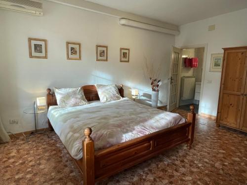 1 dormitorio con 1 cama grande en una habitación en Camelia Casa Vacanze, en Palazzo Canavese