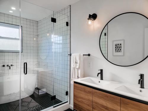 uma casa de banho com uma banheira, um lavatório e um espelho. em Chateau Lodge - Ski Shandaken, Hunter, Catskills, Windham, Belleayre em Shandaken